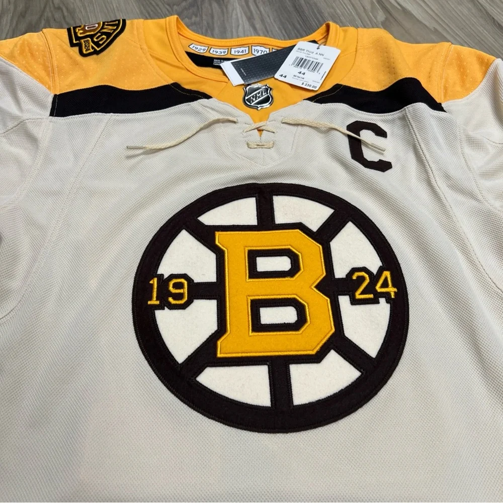 Adidas Boston Bruins Patrice Bergeron 100th Men’s 44 Hockey Jersey IM8290 $230 - Picture 2 of 9